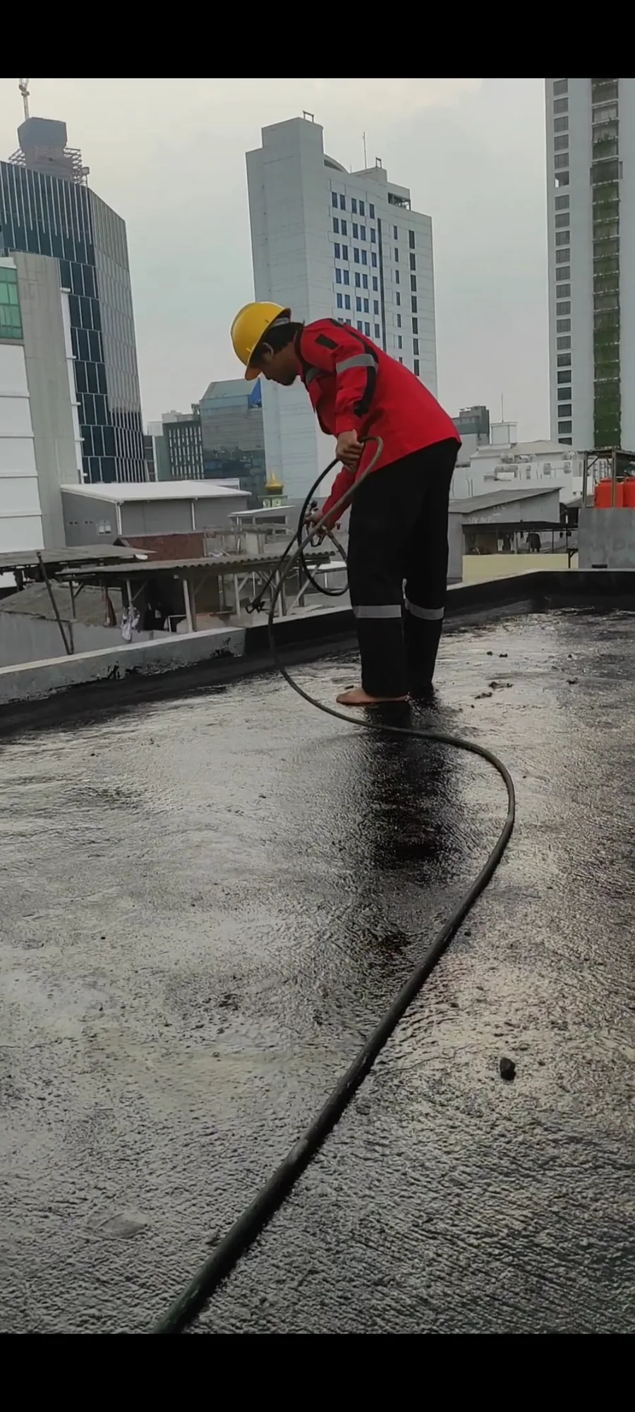Aplikasi coating waterproofing